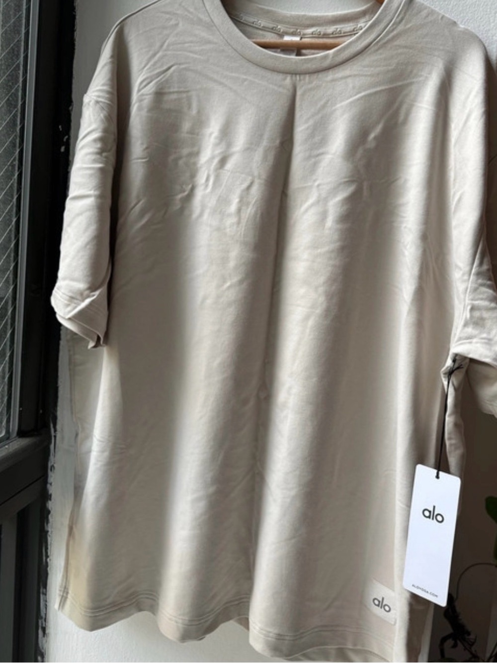 ALO Yoga Men’s Crewneck Short Sleeve Tee in Light Tan